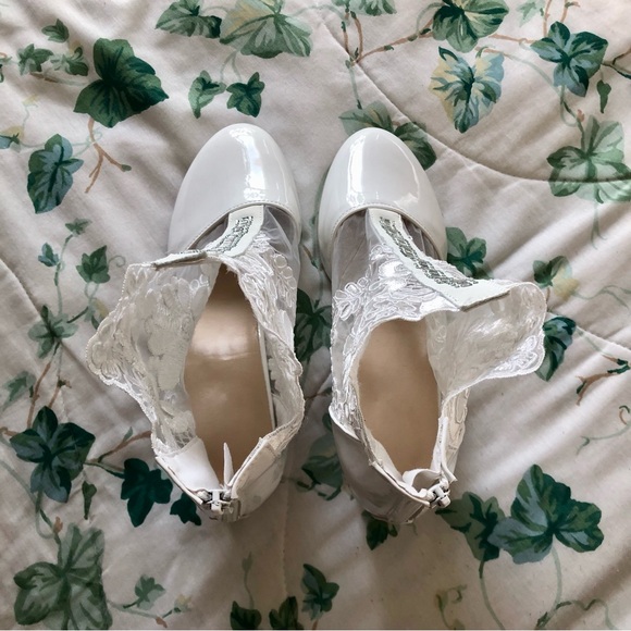 Vintage style white mesh floral print boot heels (3 in.) - Picture 5 of 9